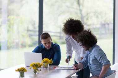 Çok ırklı bir girişim ekibi toplandı