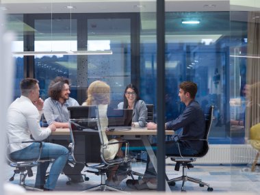 Modern gece ofis binasındaki bir toplantıda Girişim Ekibi