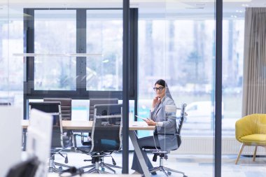 Modern ofiste tablet kullanan iş kadını