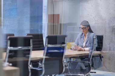 Modern ofiste tablet kullanan iş kadını