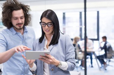 İş insanlar çalışma ile Tablet başlangıç Office