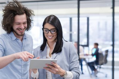 İş insanlar çalışma ile Tablet başlangıç Office