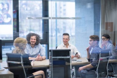 Modern ofis binasındaki bir toplantıda iş ekibi