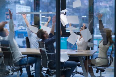 başlangıç grup genç iş adamları belgeleri atma