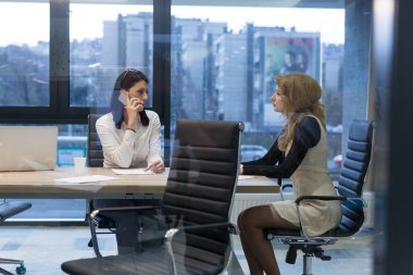 Girişim ekibi modern ofiste toplantı yapıyor.