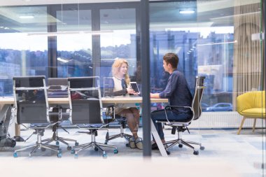 Modern ofis binasındaki bir toplantıda iş ekibi