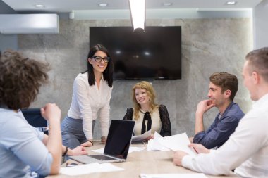 Modern ofis binasındaki bir toplantıda iş ekibi