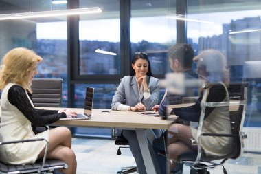 Modern ofis binasındaki bir toplantıda iş ekibi