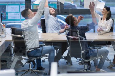 başlangıç grup genç iş adamları belgeleri atma