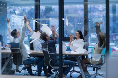 başlangıç grup genç iş adamları belgeleri atma