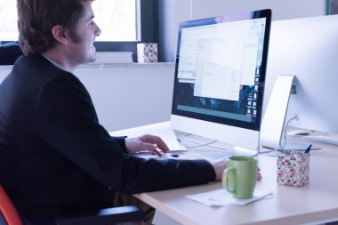 başlangıç işi, bilgisayar üzerinde çalışan yazılım geliştiricisi