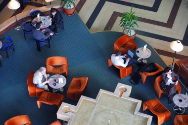 Masası olan bir restoranın içinde.