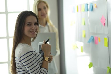 Hastanede doktorla gülümseyen güzel bir hamile kadın.