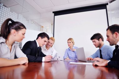 Ofisteki bir toplantıda iş adamları