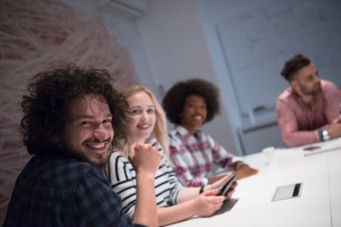 Çok ırklı bir girişim ekibi toplandı