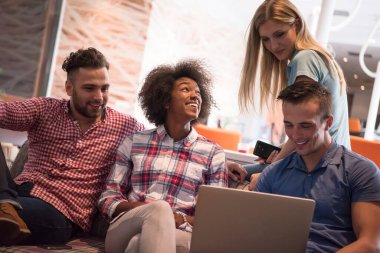 Çok ırklı bir girişim ekibi toplandı