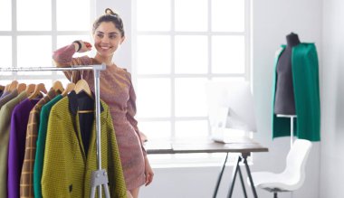 Askıları olan güzel bir stilist.