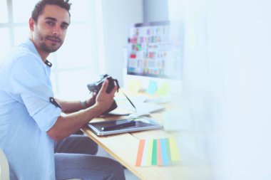 Çevrimiçi çalışırken grafik stüdyosunda kamerayla oturan genç tasarımcının portresi