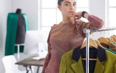 Askıları olan güzel bir stilist.