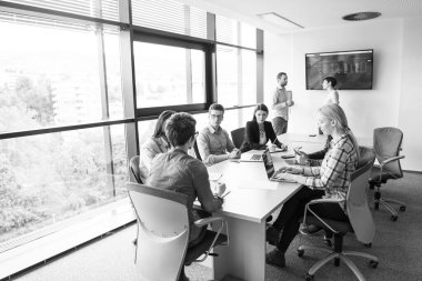 Modern ofis binasındaki bir toplantıda iş ekibi