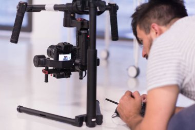 Fotoğraf ve video çekim için modern teknoloji. Kamerası oluşturma içerik tutan adam. cihazlar ve bloglama için.