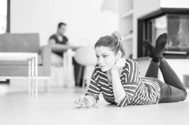 tablet bilgisayar şömine önünde kullanan kadın