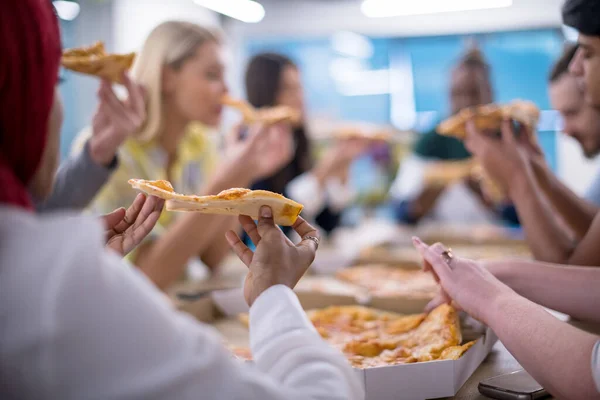 Wielonarodowy Zespół Biznesowy Jedzący Pizzę — Zdjęcie stockowe