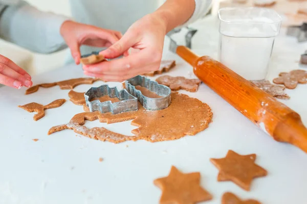 ジンジャーブレッドを作る子供の手 ジンジャーブレッド生地のクッキーを切断します おせち料理 料理プロセス 家族料理 クリスマスと新年の伝統の概念 — ストック写真