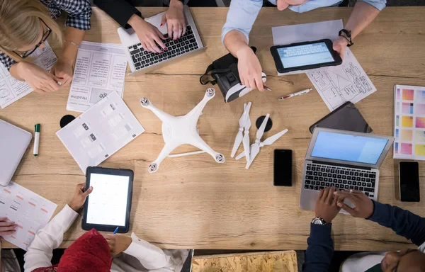 Top View Többnemzetiségű Üzleti Csapat Tanulás Drone Technológia — Stock Fotó