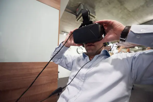 Man Using Virtual Reality Gadget Computer Glasses — Foto de Stock