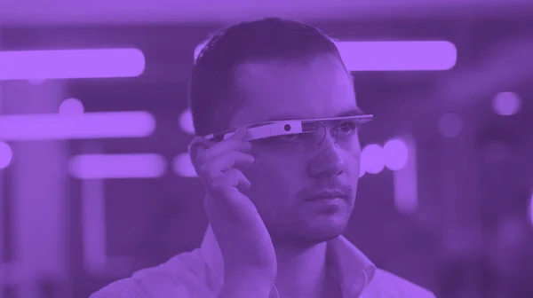 Man Using Virtual Reality Gadget Computer Glasses — 스톡 사진