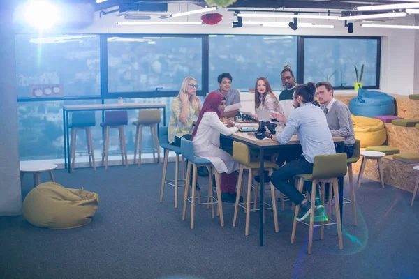 Junges Multiethnisches Business Team Mit Virtual Reality Headset — Stockfoto