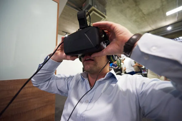 Hombre Utilizando Gafas Ordenador Gadget Realidad Virtual — Foto de Stock