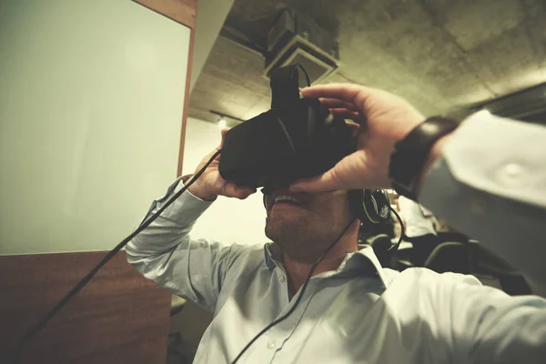 Людина Використовує Окуляри Комп Ютерів Віртуальної Реальності — стокове фото