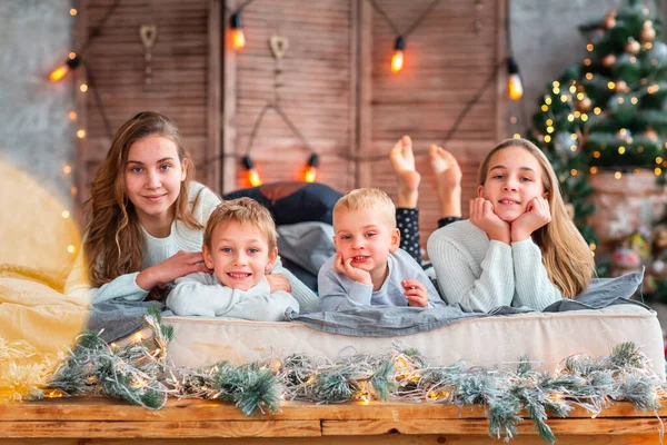 Happy Kids Siblings Having Fun Bed Christmas Tree Christmas Morning — Stock Photo, Image