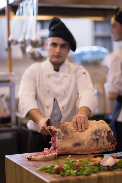 Chef Kok Snijden Grote Stuk Rundvlees — Stockfoto