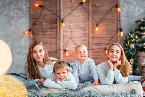 Счастливые Дети Братья Сестры Веселятся Кровати Возле Елки Рождественское Утро — стоковое фото