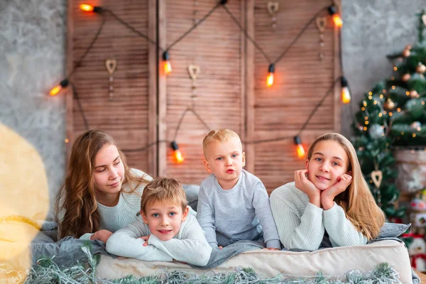 Happy Kids Siblings Having Fun Bed Christmas Tree Christmas Morning — Stock Photo, Image
