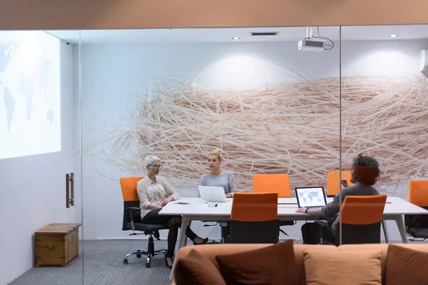 Startup Business Team Incontro Moderno Edificio Uffici Notturni — Foto Stock