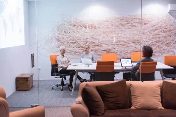 Startup Business Team Нараді Сучасній Будівлі Нічного Офісу — стокове фото