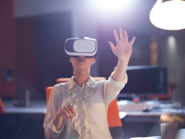 Podnikatelka Pomocí Headset Brýle Virtuální Reality — Stock fotografie