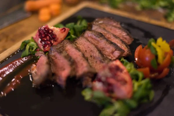 Tranches Juteuses Steak Grillé Sur Planche Bois — Photo