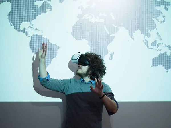 Hombre Negocios Usando Gafas Auriculares Realidad Virtual — Foto de Stock