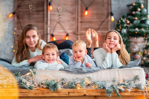 Feliz Crianças Irmãos Divertindo Cama Perto Árvore Natal Manhã Natal — Fotografia de Stock