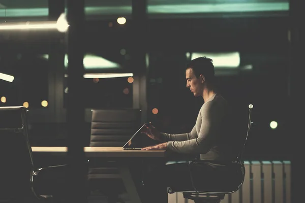 Человек Работает Ноутбуке Темном Офисе — стоковое фото