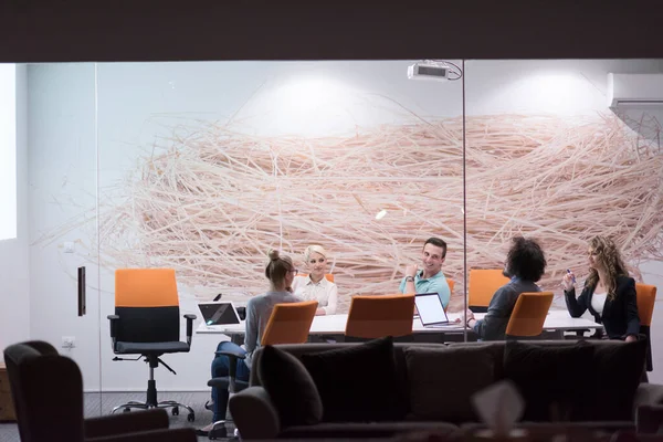 在现代办公大楼的一个会议上创办了一个商业团队 — 图库照片