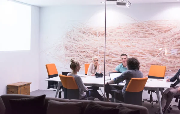 Startup Business Team Una Reunión Moderno Edificio Oficinas Nocturnas —  Fotos de Stock