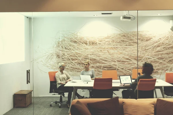 Startup Business Team Egy Találkozón Modern Éjszakai Irodaházban — Stock Fotó