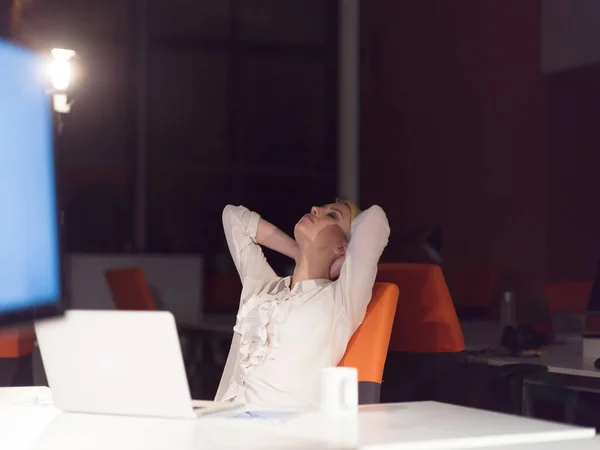 Женщина Работает Ноутбуке Ночном Офисе Стартапа — стоковое фото