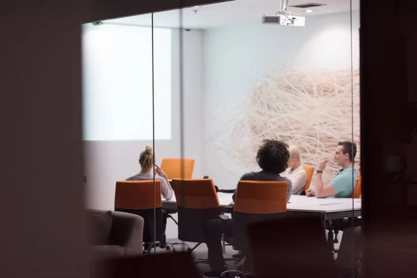 在现代办公大楼的一个会议上创办了一个商业团队 — 图库照片